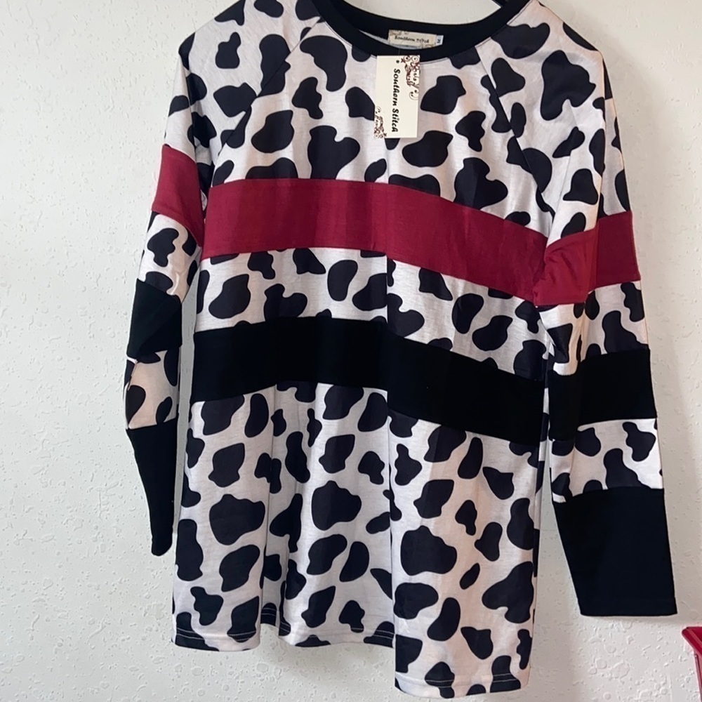 Women’s size medium, southern, stitch, cow, print shirt T21